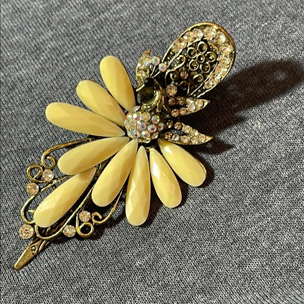 Elegant vintage Cream peacock hair clip